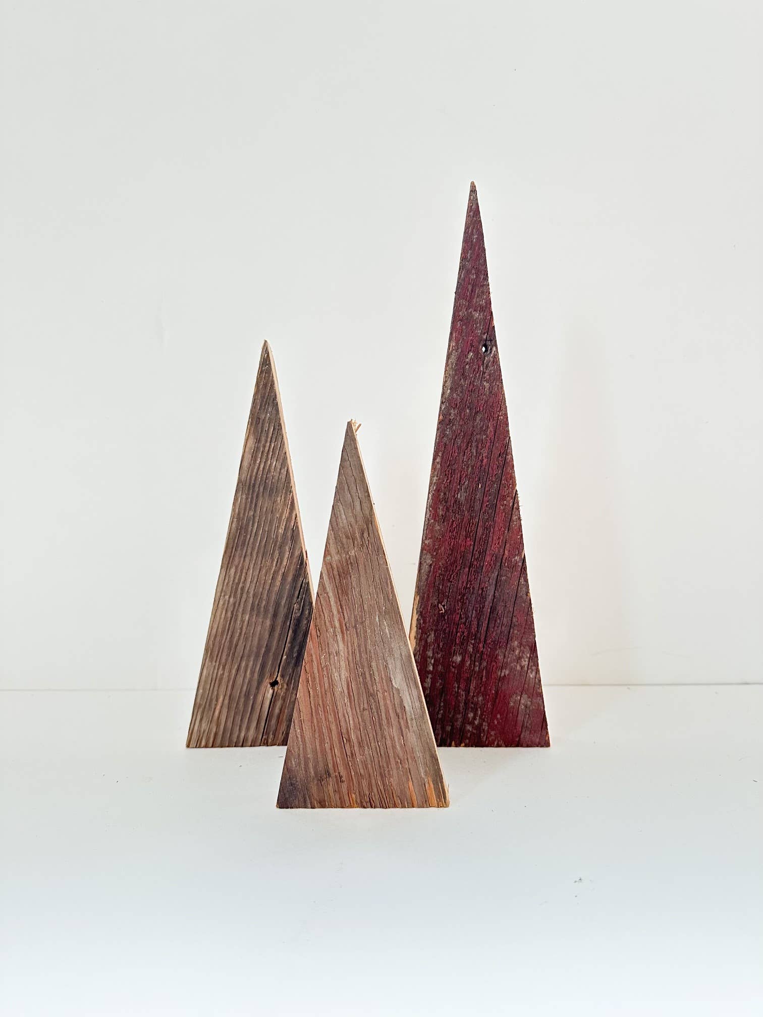 Barnwood Christmas tree - red: 7" tall